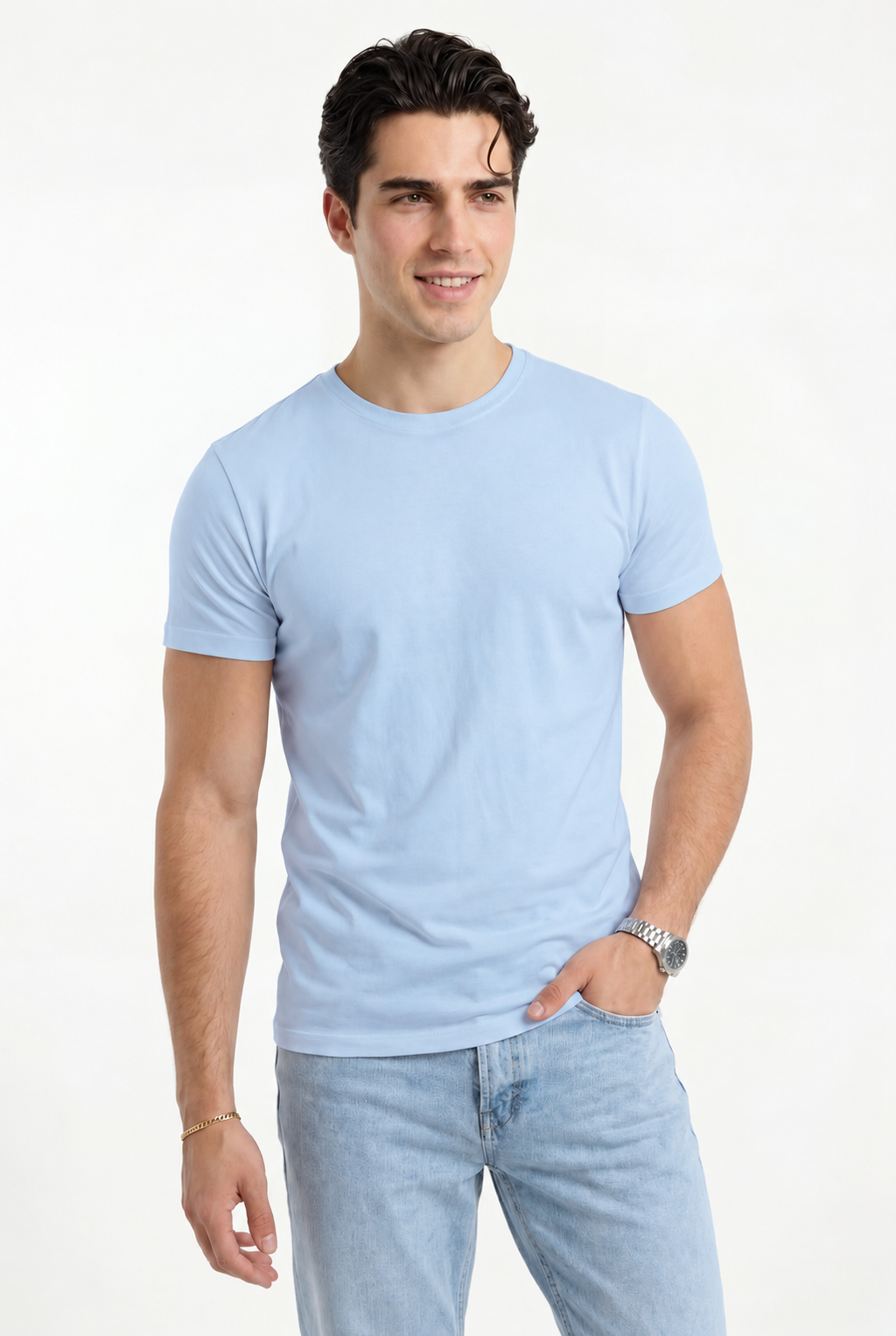 Cloud Cotton® MuscleFit Azul cielo claro — Modelo de frente, sonrisa