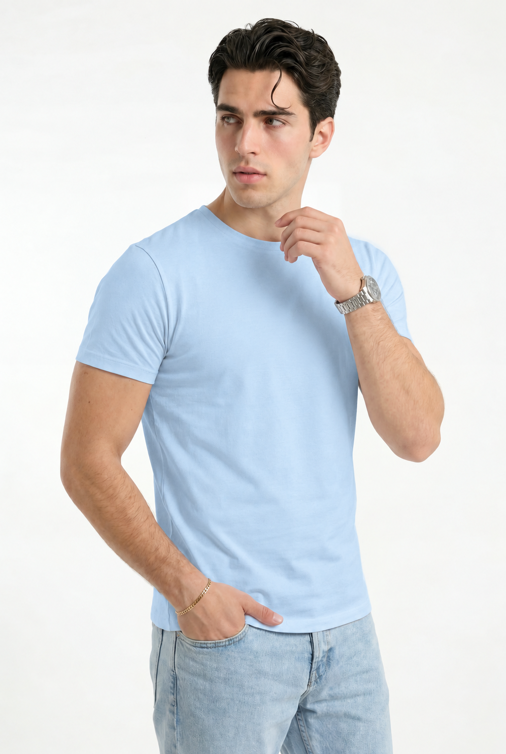 Cloud Cotton® MuscleFit Azul cielo claro — Modelo en tres cuartos, detalle del cuello