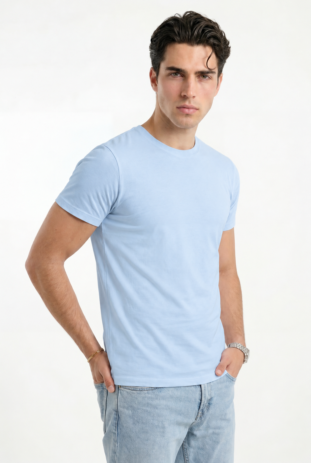 Cloud Cotton® MuscleFit Azul cielo claro — Modelo en tres cuartos, manos en bolsillos