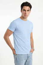 Cloud Cotton® MuscleFit Azul cielo claro — Modelo en tres cuartos, manos en bolsillos