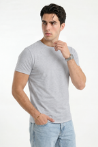Cloud Cotton® MuscleFit Gris jaspe claro — Modelo en tres cuartos, detalle del cuello
