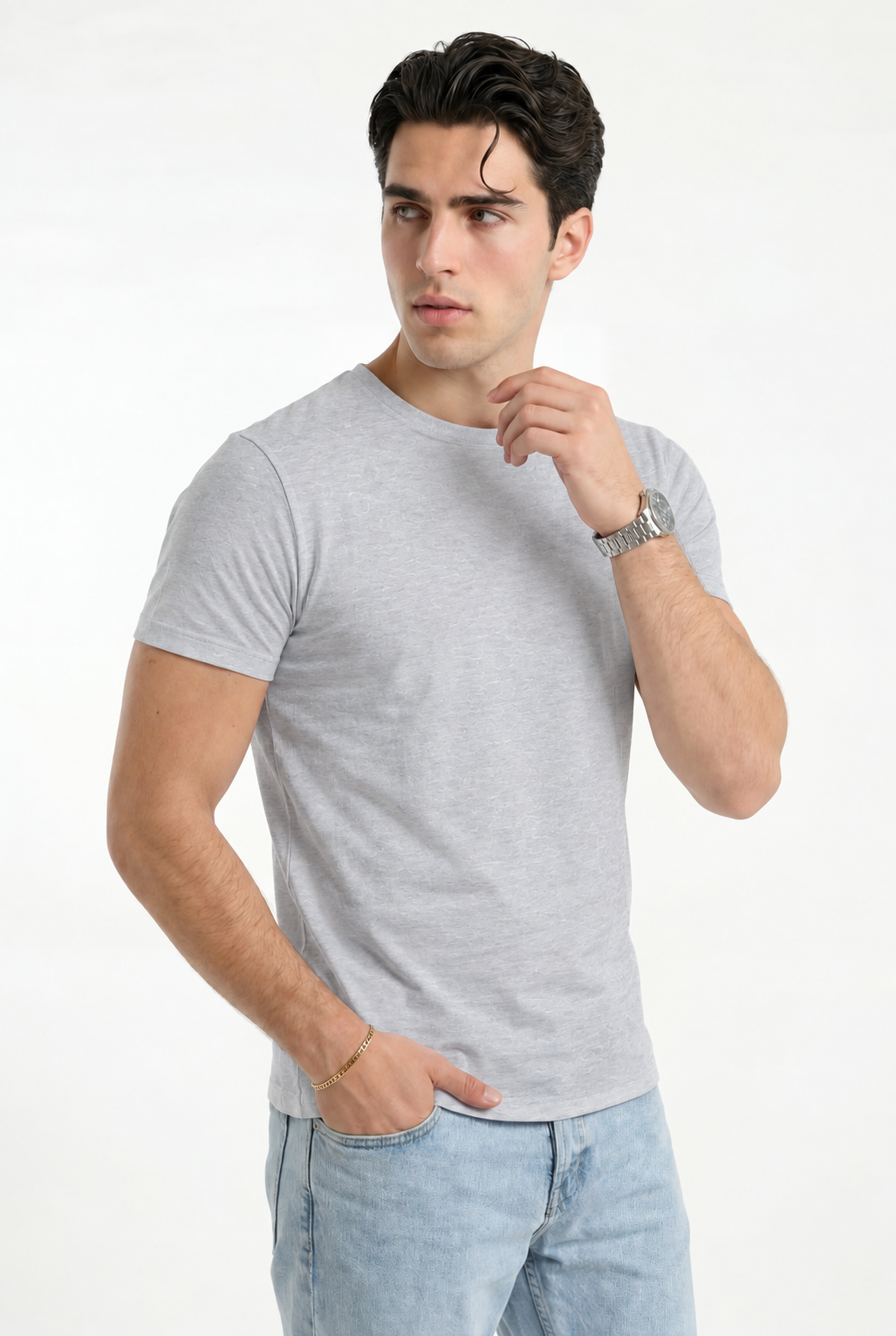 Cloud Cotton® MuscleFit Gris jaspe claro — Modelo en tres cuartos, detalle del cuello