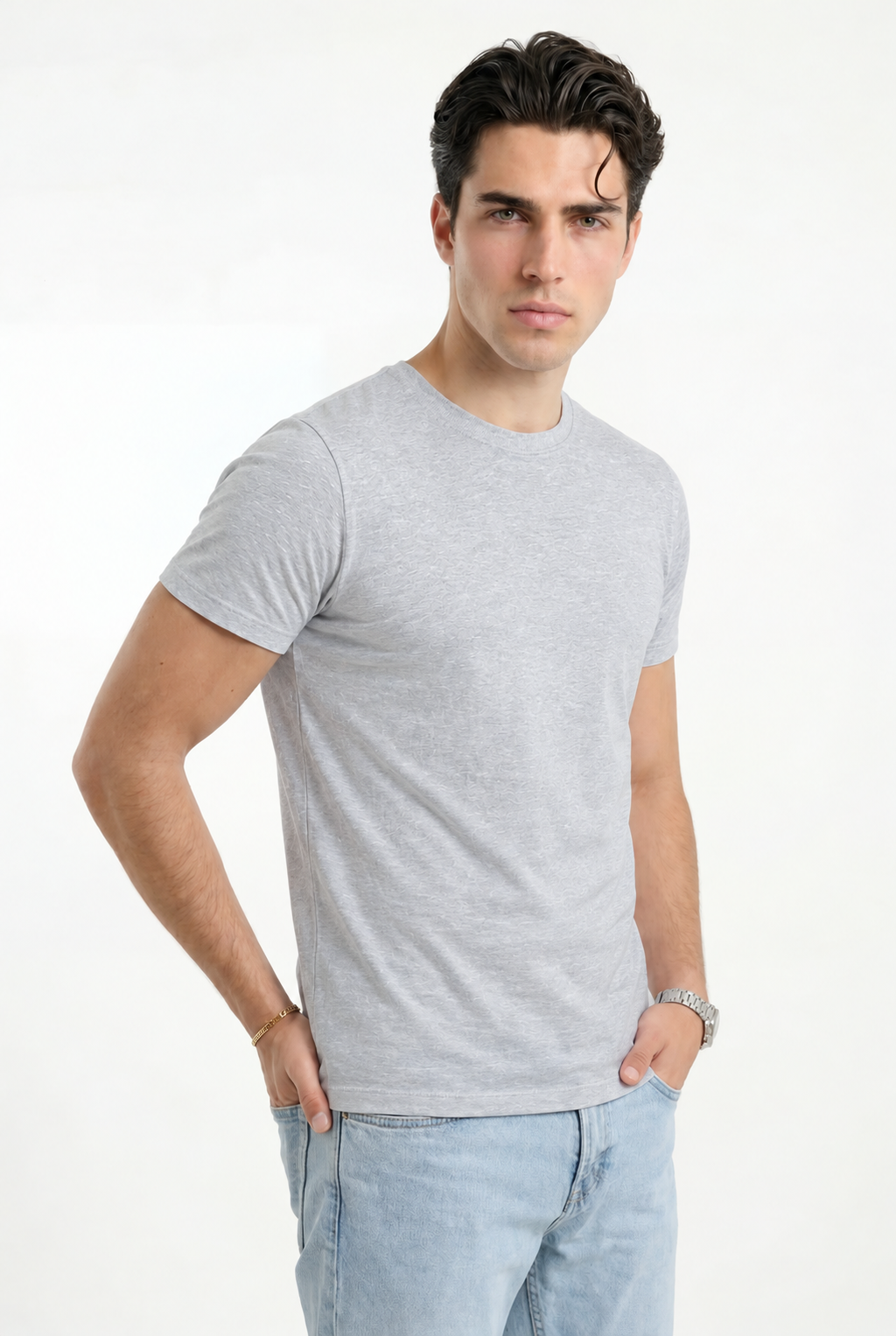 Cloud Cotton® MuscleFit Gris jaspe claro — Modelo en tres cuartos, manos en bolsillos
