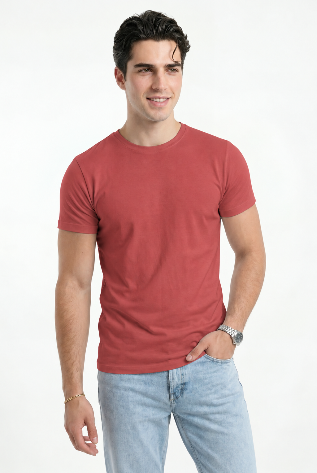 Cloud Cotton® MuscleFit Rojo suave — Modelo de frente, sonrisa
