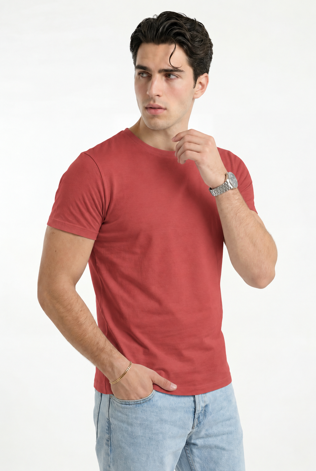 Cloud Cotton® MuscleFit Rojo suave — Modelo en tres cuartos, detalle del cuello