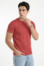 Cloud Cotton® MuscleFit Rojo suave — Modelo en tres cuartos, detalle del cuello