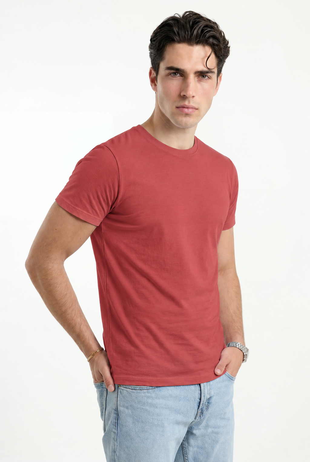 Cloud Cotton® MuscleFit Rojo suave — Modelo en tres cuartos, manos en bolsillos