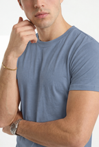 Cloud Cotton® MuscleFit Stonewash Blue — Detalle de cuello y manga