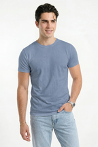 Cloud Cotton® MuscleFit Stonewash Blue — Modelo de frente, sonrisa