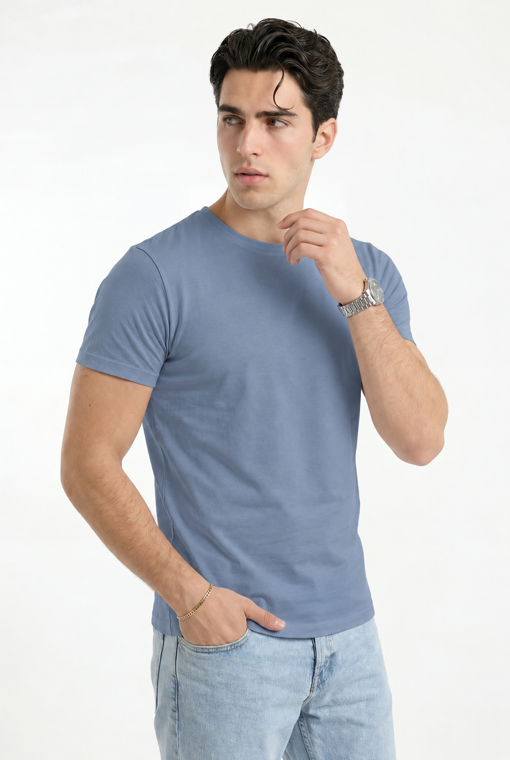 Cloud Cotton® MuscleFit Stonewash Blue — Modelo en tres cuartos, detalle del cuello