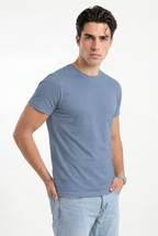 Cloud Cotton® MuscleFit Stonewash Blue — Modelo en tres cuartos, manos en bolsillos