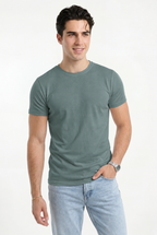 Cloud Cotton® MuscleFit Trellis Green — Modelo de frente, sonrisa