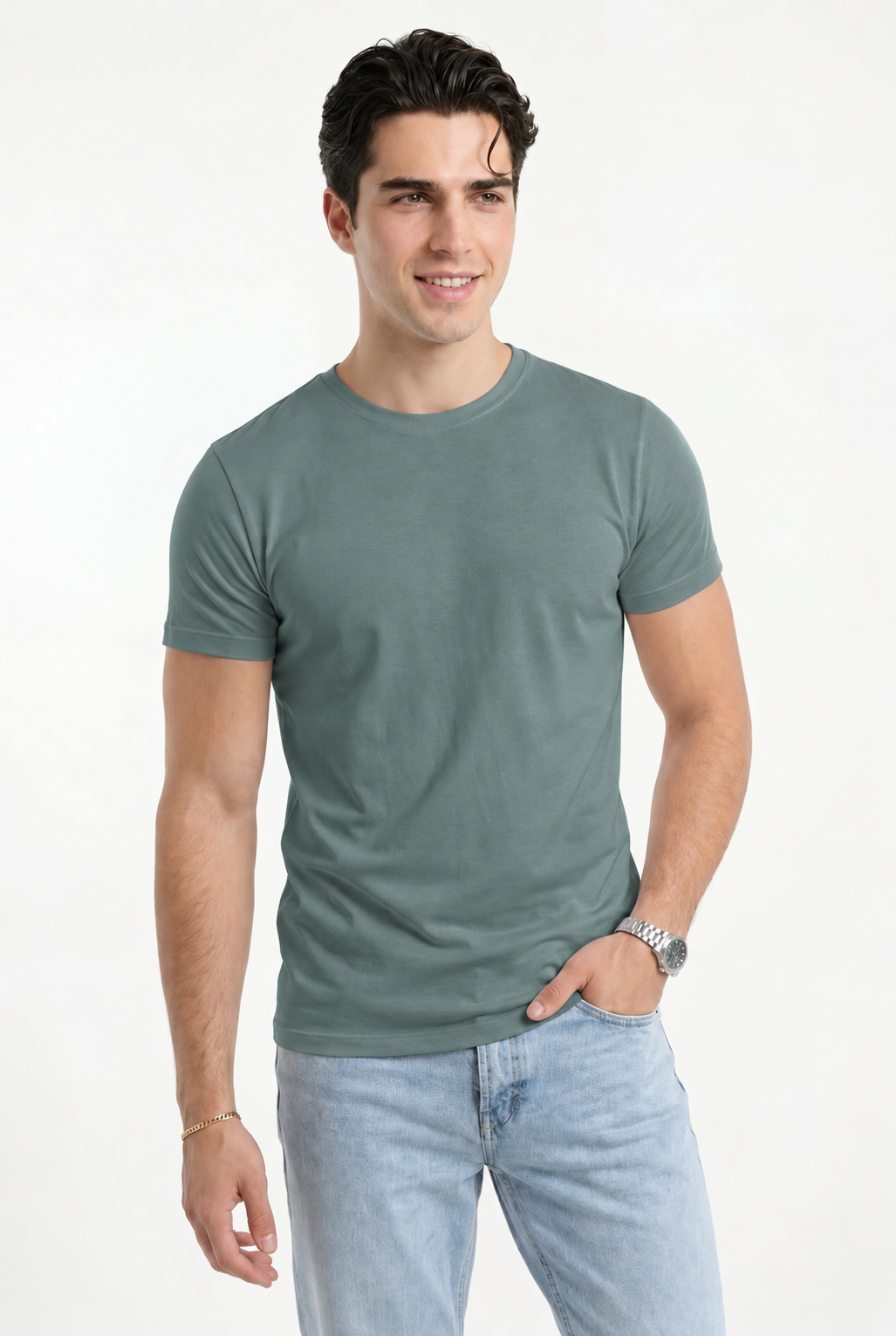 Cloud Cotton® MuscleFit Trellis Green — Modelo de frente, sonrisa