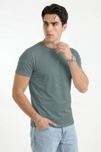 Cloud Cotton® MuscleFit Trellis Green — Modelo en tres cuartos, detalle del cuello