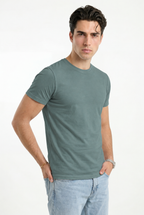Cloud Cotton® MuscleFit Trellis Green — Modelo en tres cuartos, manos en bolsillos